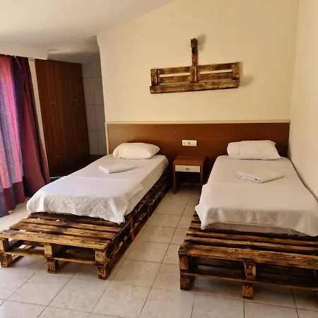 Hotel Golden Rock *