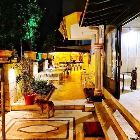 Hotel Golden Rock *