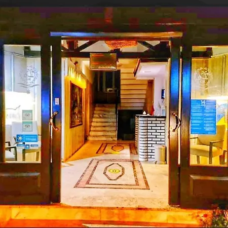 Hotel Golden Rock *